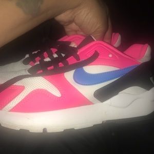 Big kid’s Nike shoes 5.5